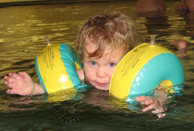 Frieda im Babyschwimmen