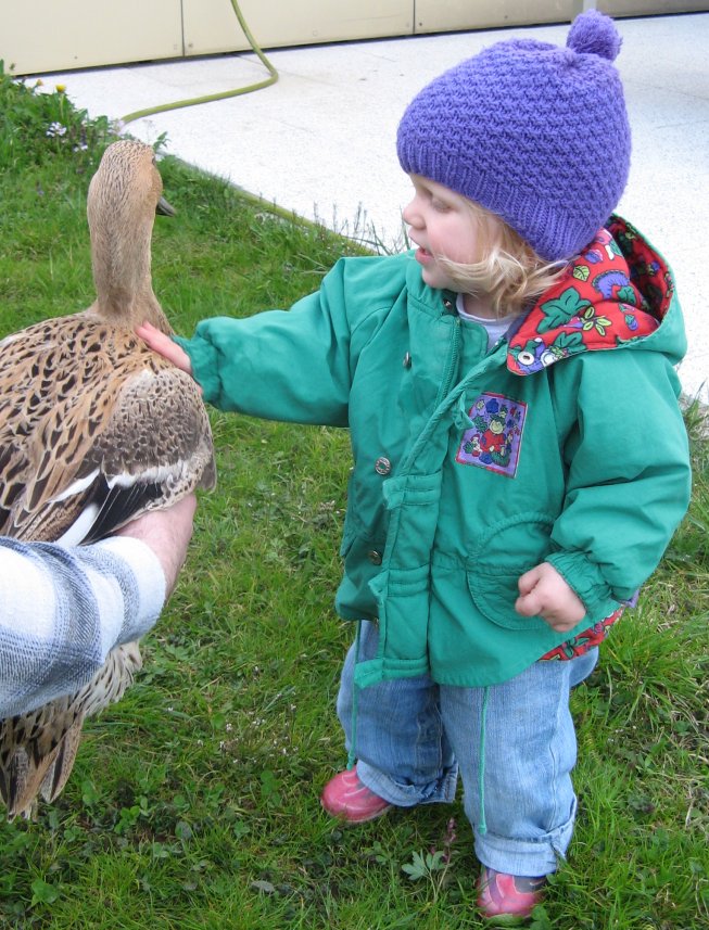 Frieda streichelt eine Ente