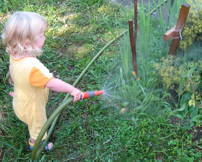 Frieda mit dem Gartenschlauch