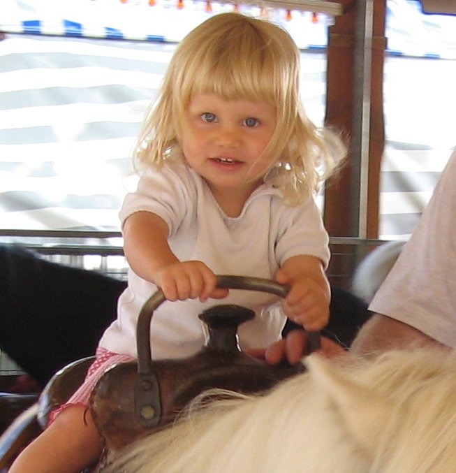Frieda reitet auf einem Pony