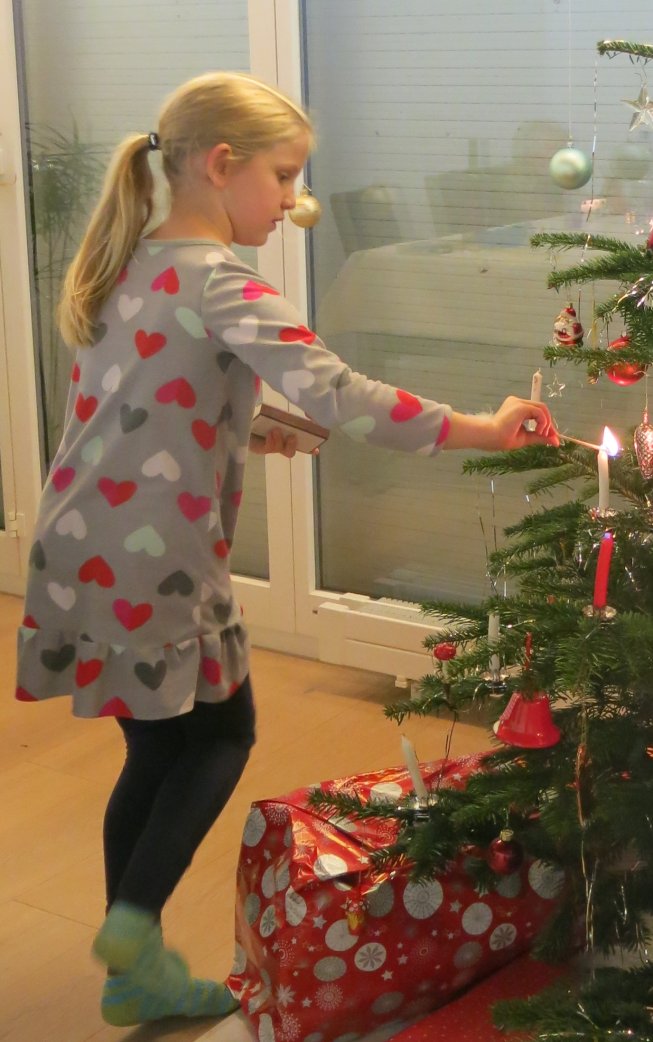 Frieda zündet die Kerzen am Tannenbaum an