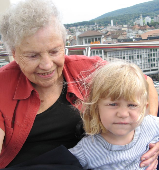 Frieda mit der Grossmutter auf dem Riesenrad an der Chilbi