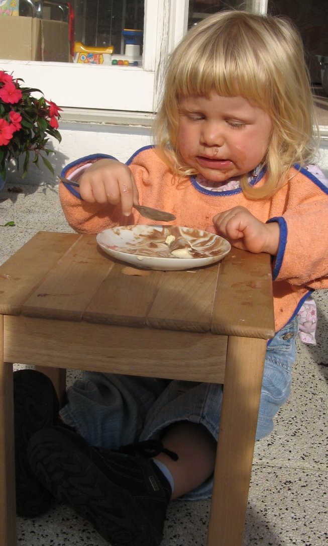 Frieda beim Glace-Essen auf der Terrasse