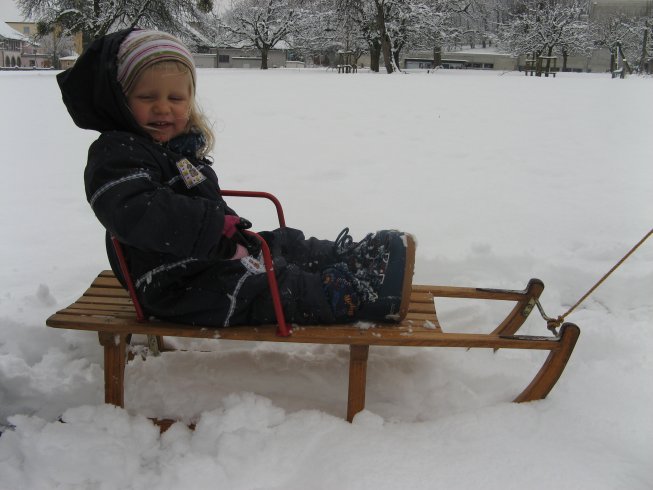 Frieda auf dem Schlitten im Schnee