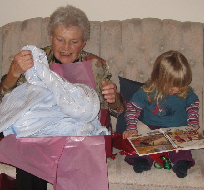 Frieda beim Auspacken der Weihnachts-Geschenke