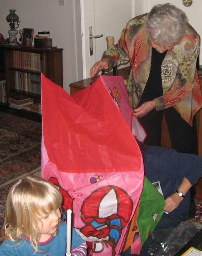 Frieda mit Mutter und Grossmutter beim Aufstellen des Zeltes