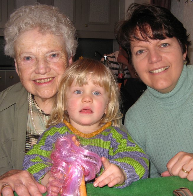 Frieda mit der Grossmutter und Tante Simone