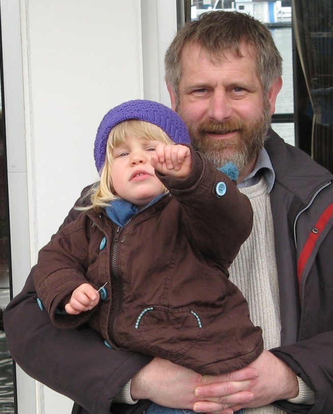 Frieda mit ihrem Vater auf einem Schiff auf dem Vierwaldstättersee