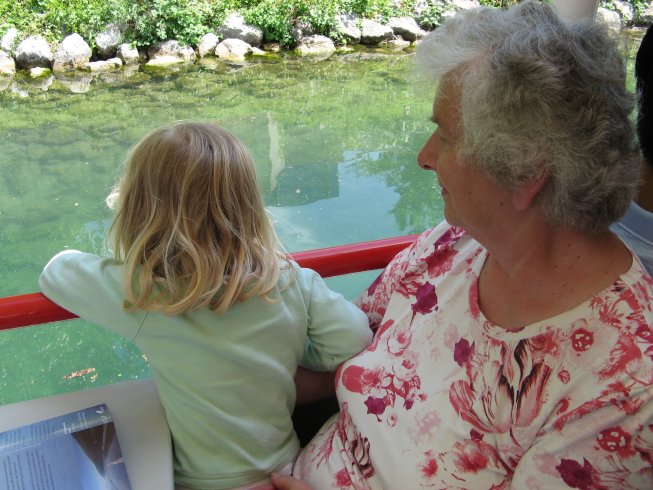 Frieda mit der Grossmutter auf dem Aareschiff