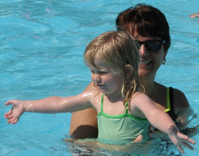 Frieda mit Tante Simone im Pool