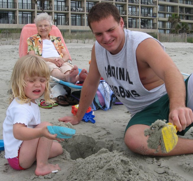 Frieda mit Cousin Steven in Myrtle Beach beim sändelen