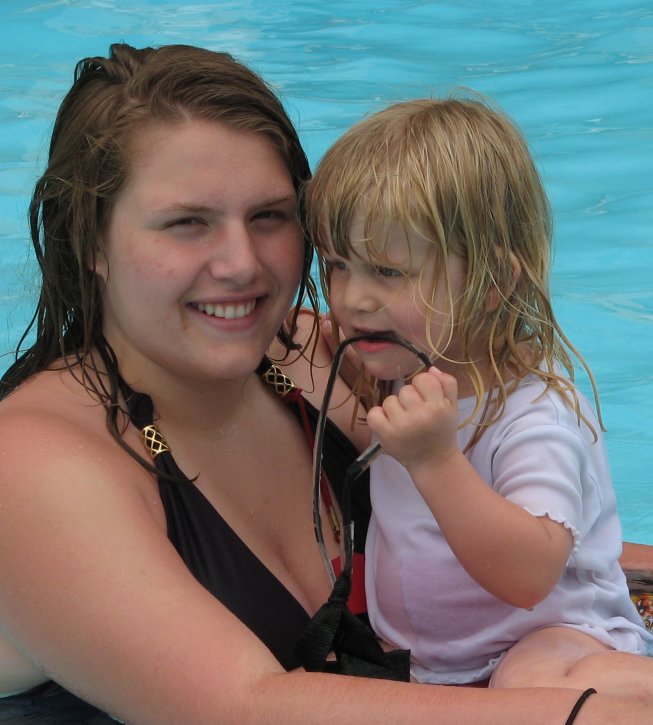 Frieda mit Cousine Kelly im Pool