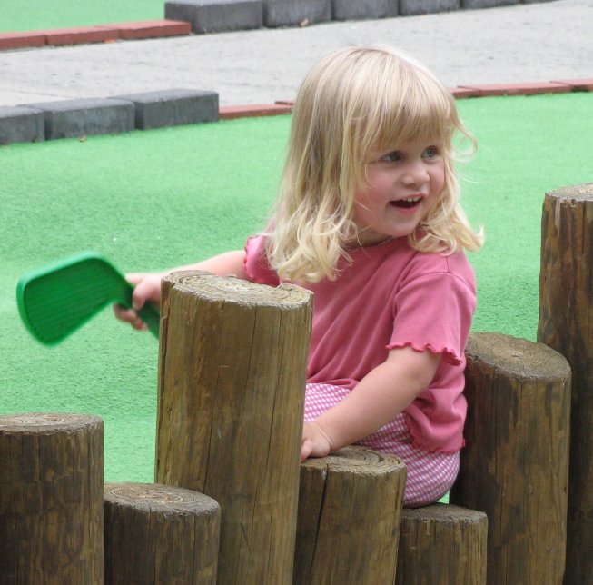 Frieda beim Minigolf