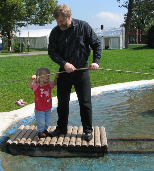 Frieda mit dem Vater auf einem "Floss" auf dem Gurten