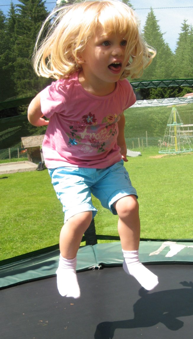 Frieda auf einem Trampolin