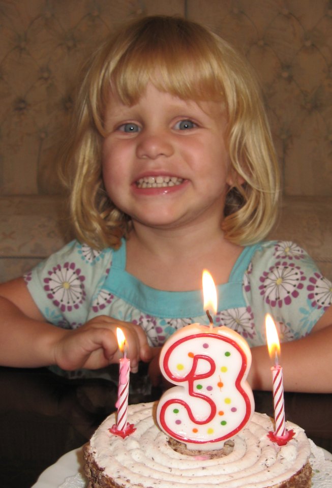 Frieda an ihrem dritten Geburtstag