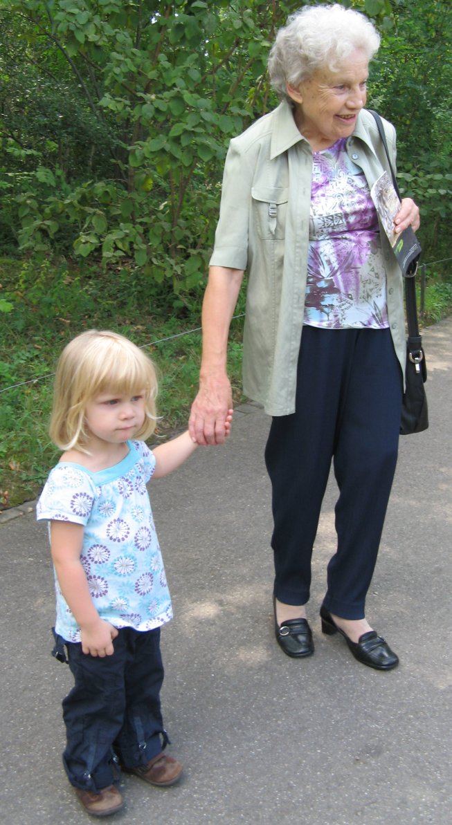 Frieda mit der Grossmutter im Zoo