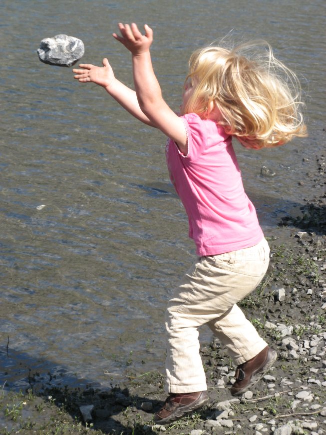Frieda wirft einen grossen Stein in den Oeschinensee
