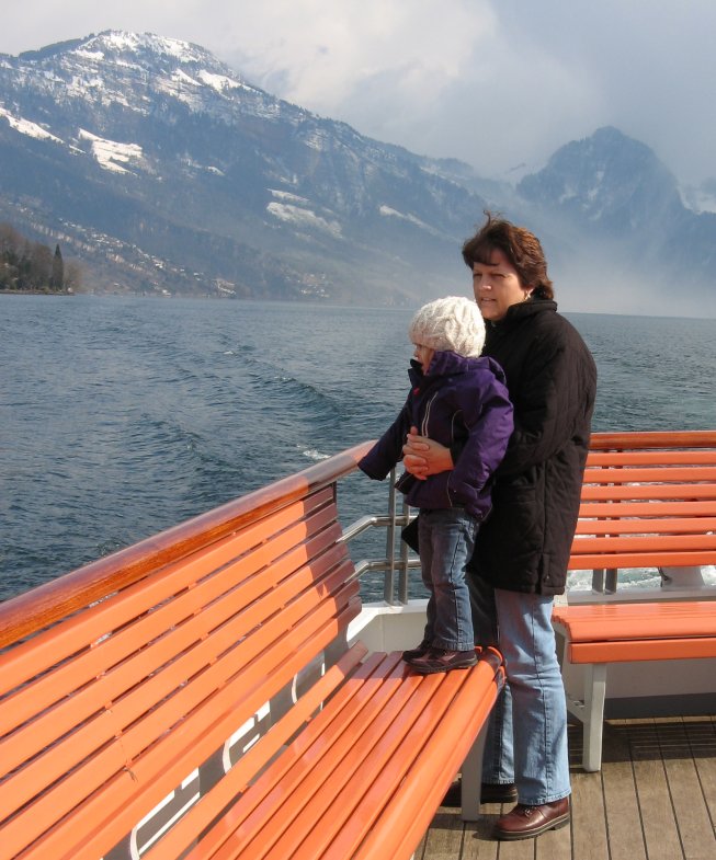 Frieda mit Tante Simone auf dem Vierwaldstättersee