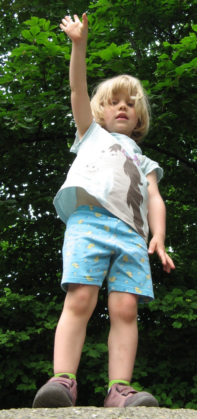 Frieda auf dem Kletterfelsen im Basler Zoo