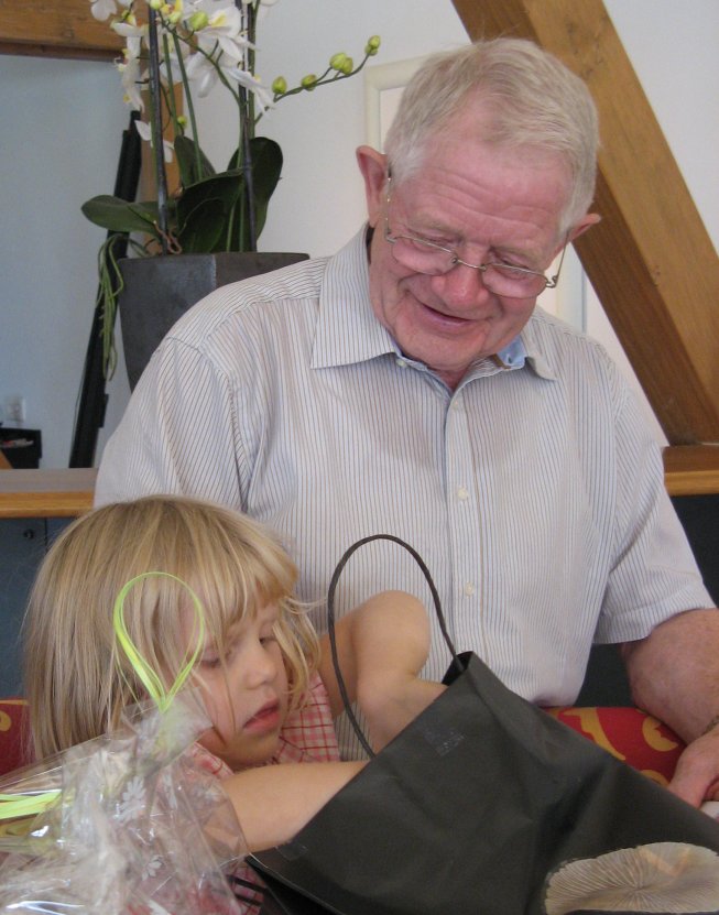 Frieda hilft dem Grossvater beim Auspacken der Geschenke