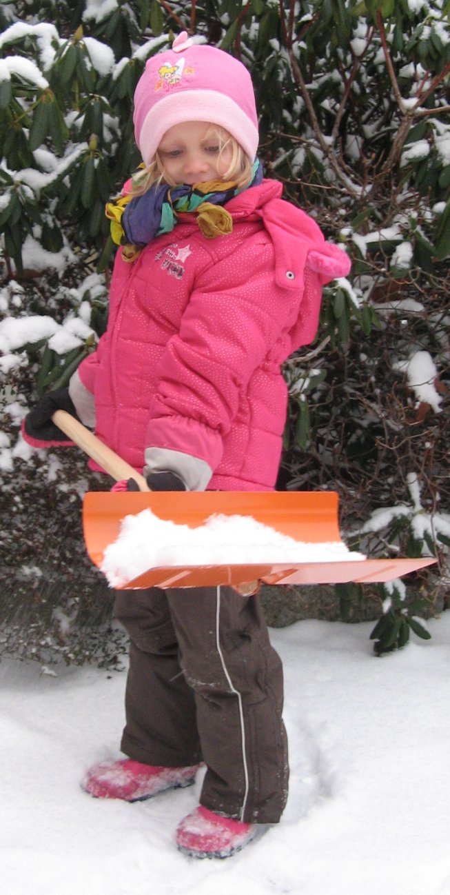Frieda mit der neuen Schneeschaufel