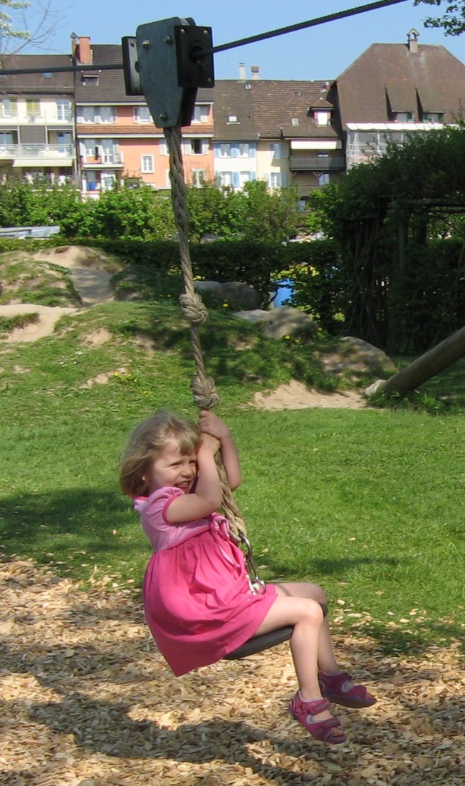 Frieda auf dem Spielplatz bei Sempach