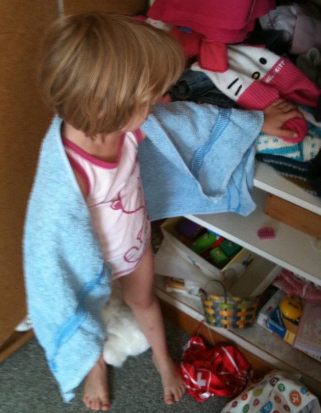 Frieda sucht passende Kleider für den Towel Day
