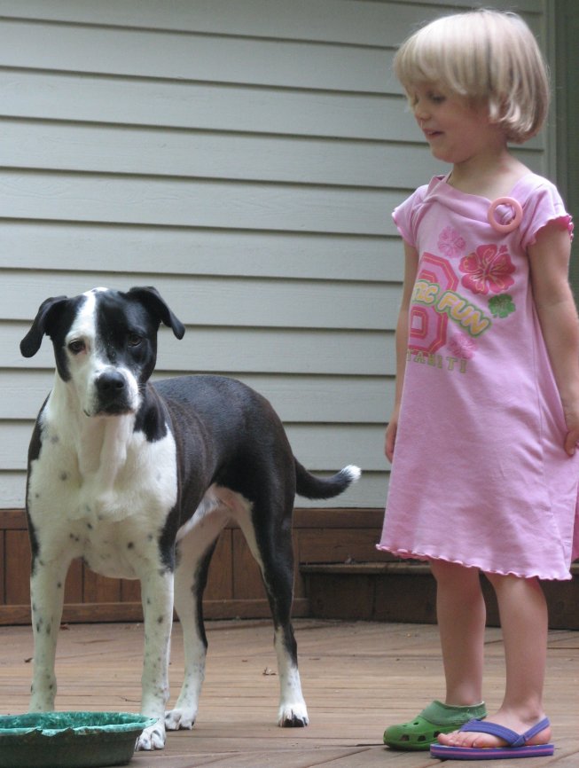 Frieda mit Sophie, dem Hund der Cousine