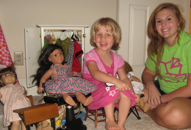 Frieda bei Cousine Kelly in der Puppenschule