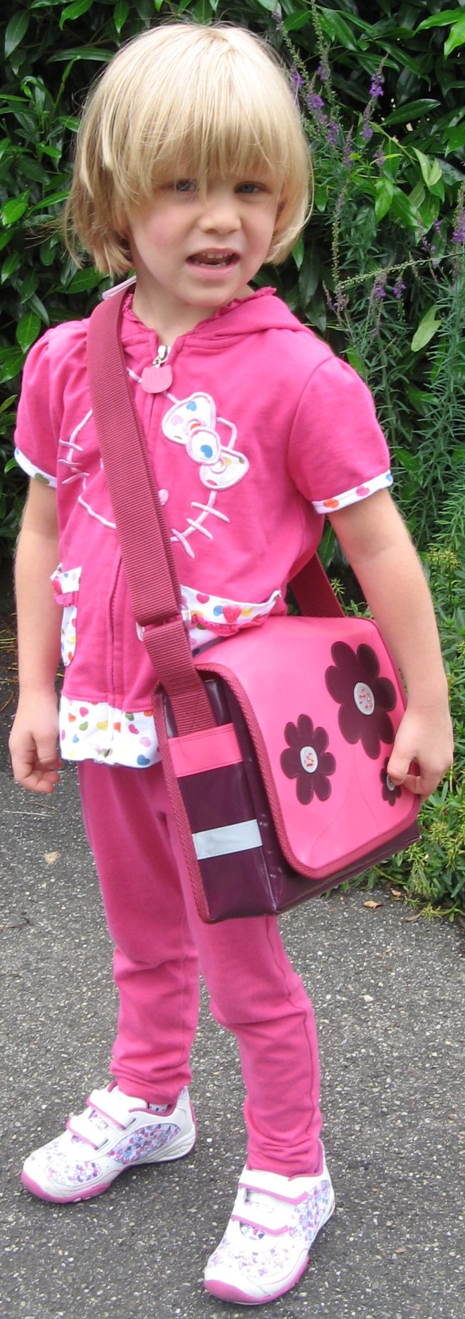 Frieda mit ihrer neuen Kindergartentasche