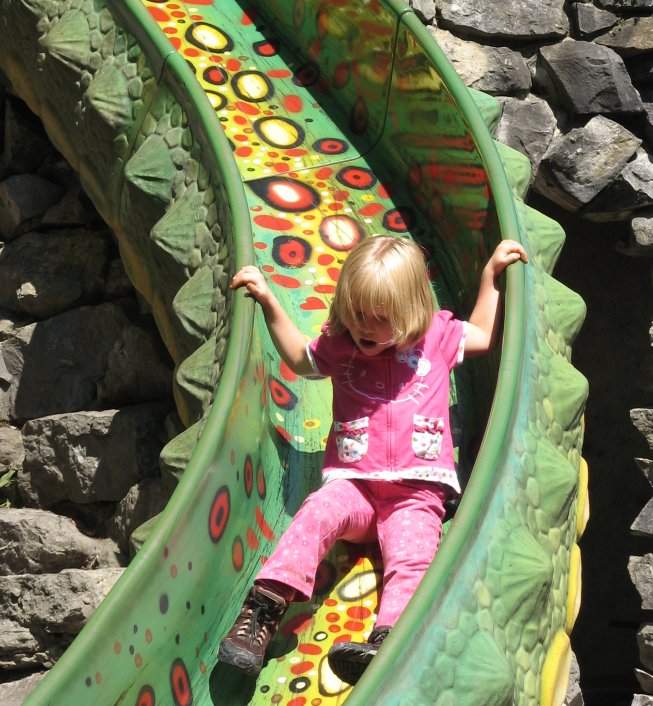 Frieda auf der Drachenrutschbahn bei den Beatushöhlen