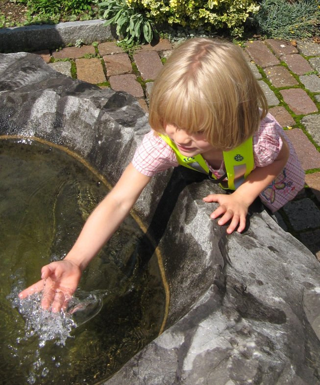 Frieda spielt am Brunnen