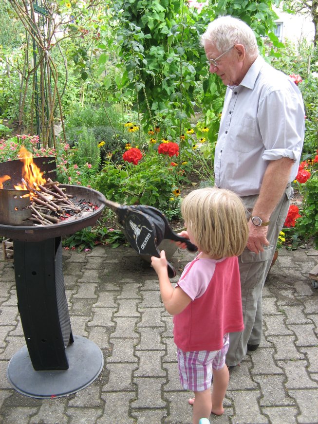 Frieda beim grillen mit dem Grossvater