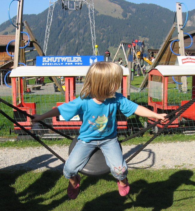 Frieda auf dem Spielplatz der Rossweid oberhalb von Sörenberg