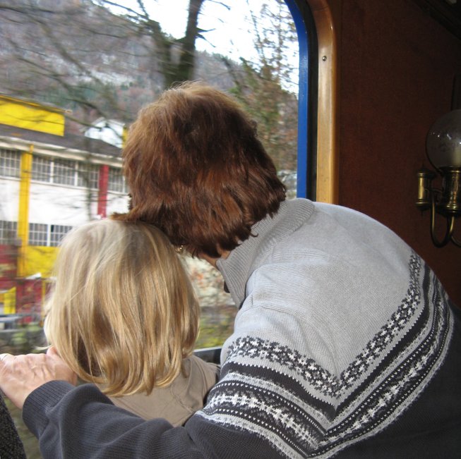 Frieda und Tante Simone im Dampfzug nach Balsthal