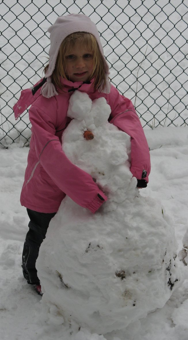 Frieda mit ihrem Schneemann