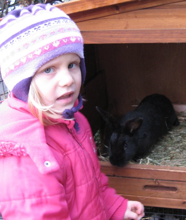 Frieda mit den Kaninchen der Nachbarn