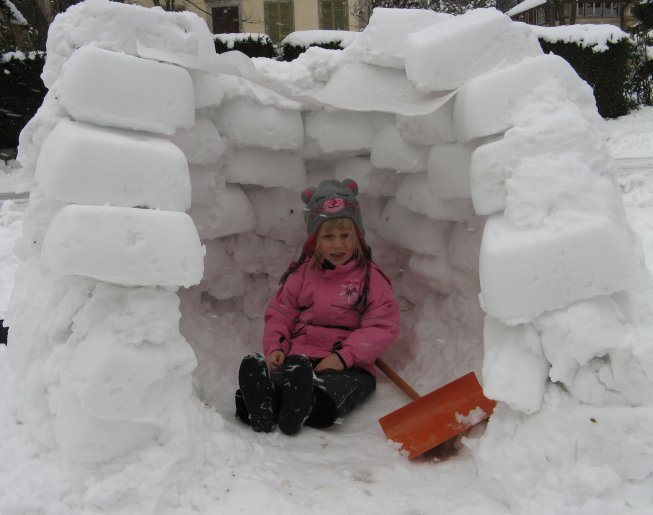 Frieda im halbfertigen Iglu