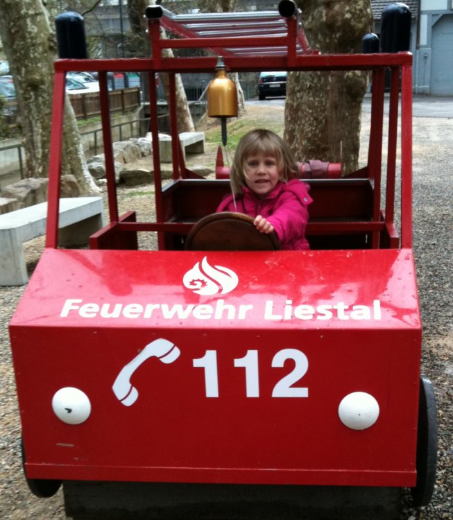 Frieda steuert ein Feuerwehrauto