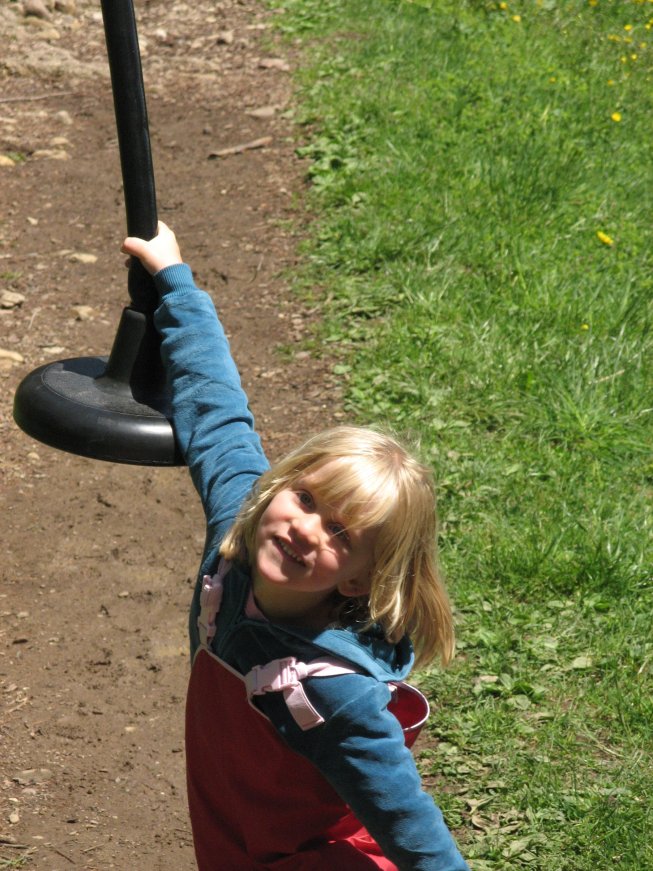 Frieda in voller Action auf dem Spielplatz