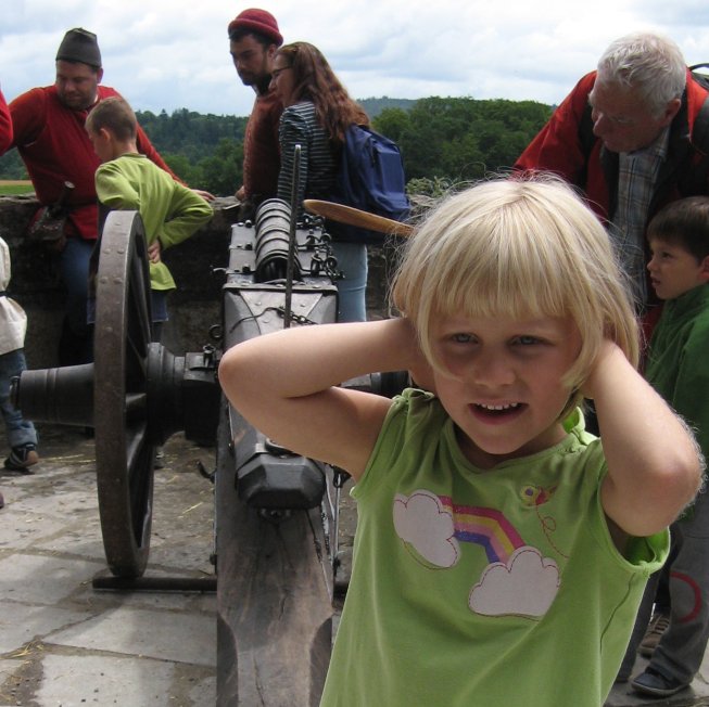 Frieda beim Kanonenschiessen