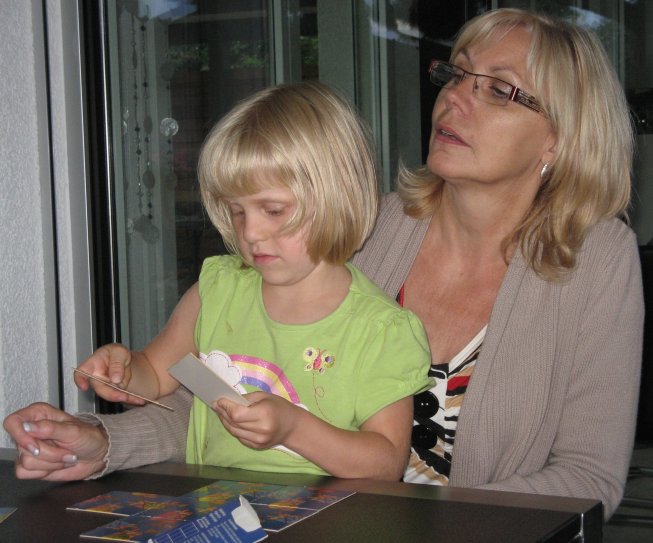 Frieda legt ein Puzzle mit Rita Meier