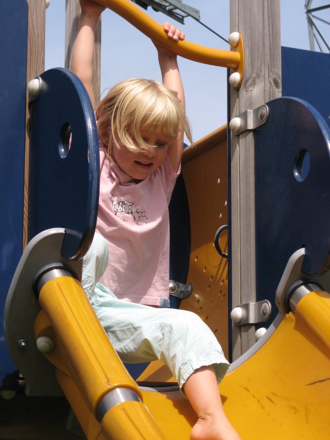 Frieda auf der Rutschbahn auf dem Spielplatz Rossweid