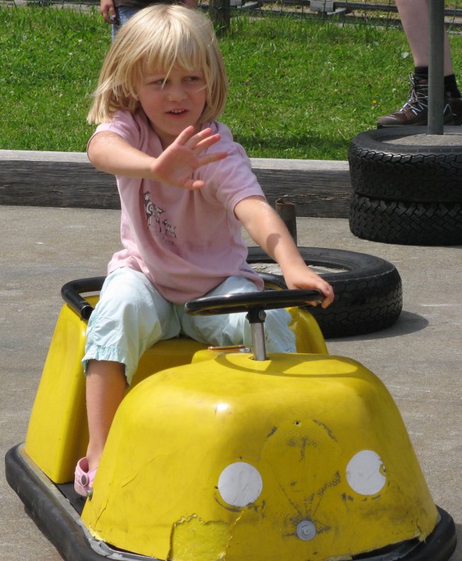 Frieda im Putschauto auf dem Spielplatz Rossweid