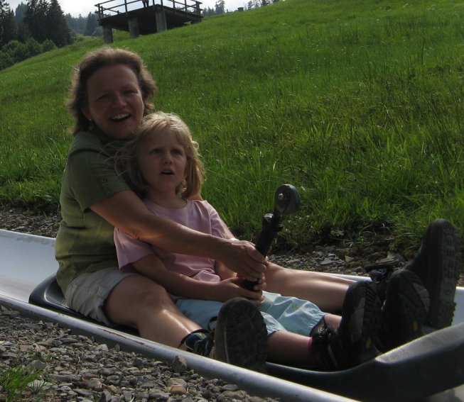 Frieda mit ihrer Mutter auf der Rodelbahn von Sörenberg