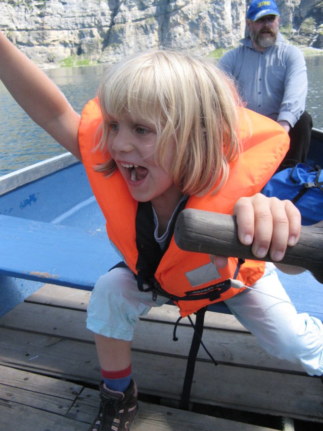 Frieda versucht auf dem Oeschinensee zu rudern