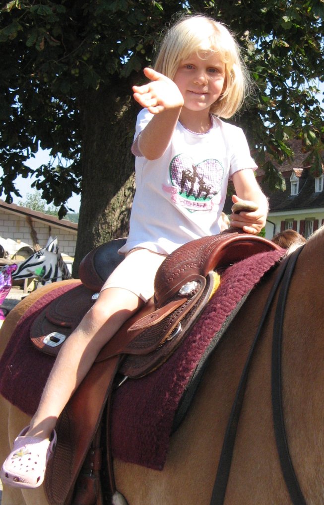 Frieda reitet auf einem Pferd