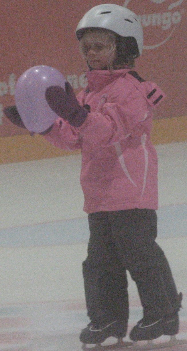 Frieda beim Schnupperkurs auf der Eisbahn