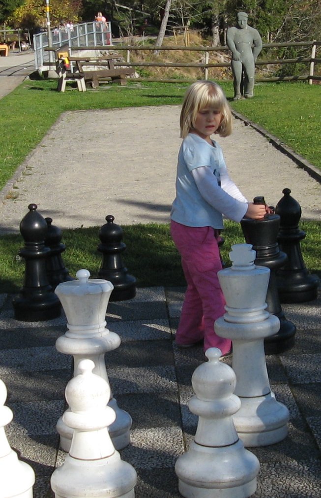 Frieda spielt Schach auf Rigi Kaltbad